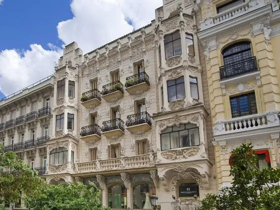 Fachada clásica para comprar piso en Chamberí Madrid - Inmobiliaria Hernán